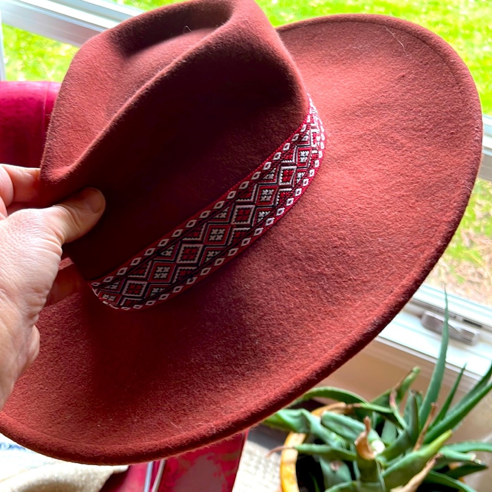 Wool felt hat - rust, embroidered ribbon